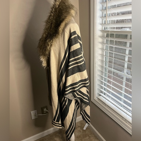 NWT Merona shawl with faux fur collar - Picture 4 of 16